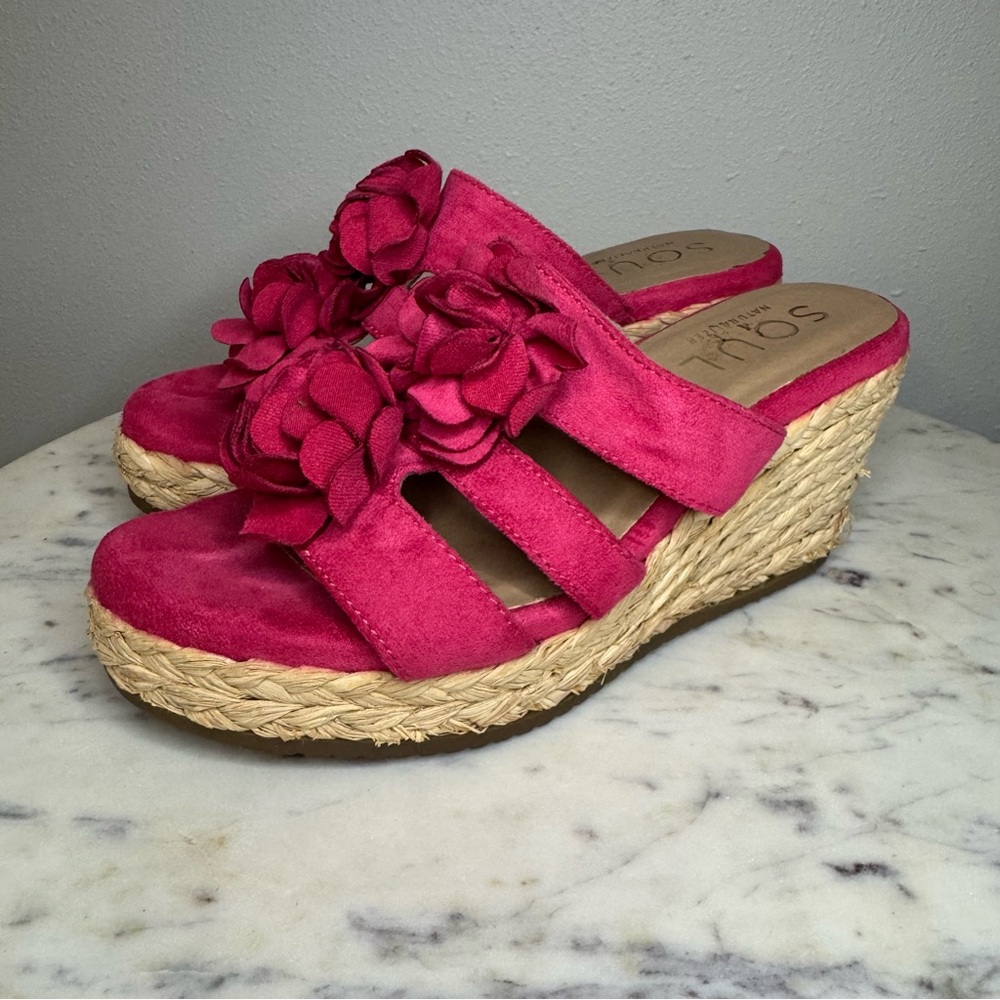Soul by Naturalizer Wedges Size 6 pink
Faux Suede sandals shoes rope